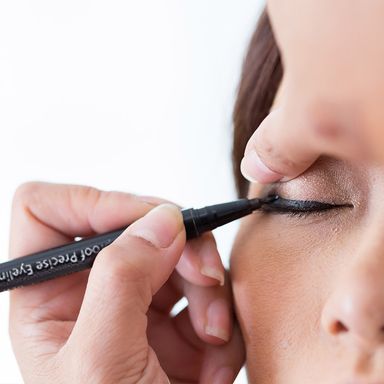 Delineador de ojos precisión a prueba de agua 0,9 gr, Pequeño, Negro