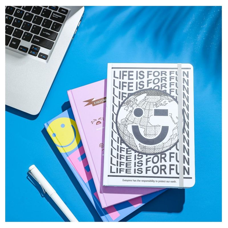 Cuaderno-Tapa-Dura-Con-Banda-Elastica-Happy-Earth-80-Hojas-Life-Is-For-Fun-2-15985