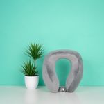 Almohada-de-Viaje-en-Espuma-con-Forma-de-U-Viscoelastica-Serie-Miniso-Gris-2-21334