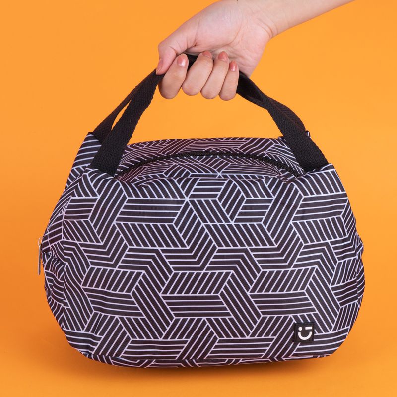 Lonchera-con-Formas-Geometricas-Lineas-Blanco-y-Negro-Serie-Miniso-Lonchera-con-Formas-Geometricas-Lineas-Blanco-y-Negro-Serie-Miniso-2-21361