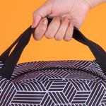 Lonchera-con-Formas-Geometricas-Lineas-Blanco-y-Negro-Serie-Miniso-Lonchera-con-Formas-Geometricas-Lineas-Blanco-y-Negro-Serie-Miniso-3-21361