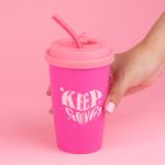 Vaso-de-Ceramica-de-400Ml-con-Tapa-y-Pitillo-Rosa-2-21663