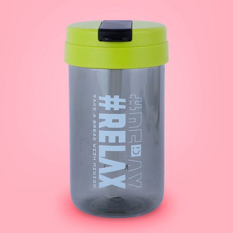 Vaso-Plastico-con-Tapa-Abatible-de-500-Ml-Serie-Letter-Negro-2-24233