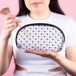 Cosmetiquera-en-Forma-de-Concha-en-Malla-con-Patron-de-Corazones-Serie-Miniso-8-25683