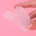 Masajeador-Facial-Gua-Sha-con-Forma-de-Corazon-Color-Rosa-2-26963