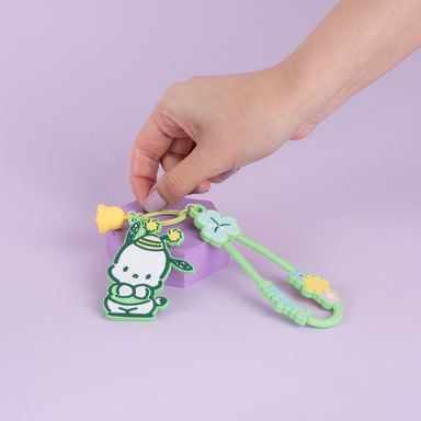 Adorno Colgante para Celular Serie Sanrio Characters Spring Bee Pochacco