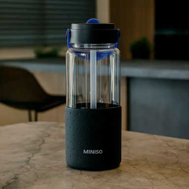 Botella 1100 Ml con Correa Serie Miniso Negra