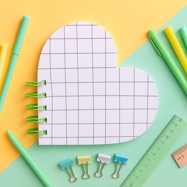 Libreta Agollada con Forma de Corazon Serie Black & White Malla Blanca