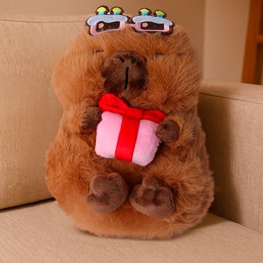 Peluche 8In Sentado Holding Regalo Capybara Serie Mini Family