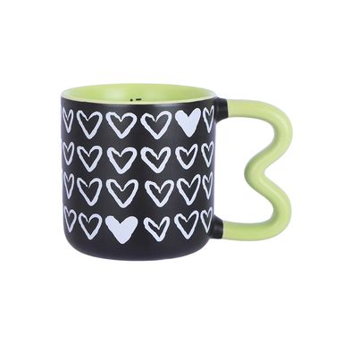 Taza con Asa 420 Ml Serie Black & White de Corazones Negra
