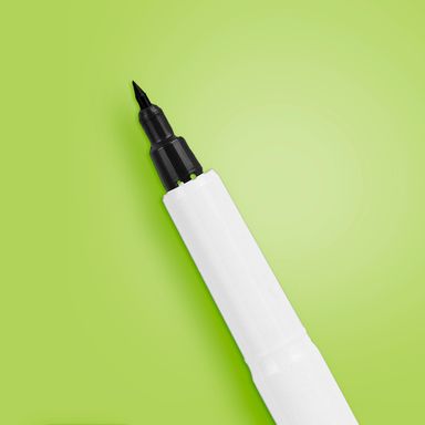 Plumón de Punta Fina a Base de Agua Blanco